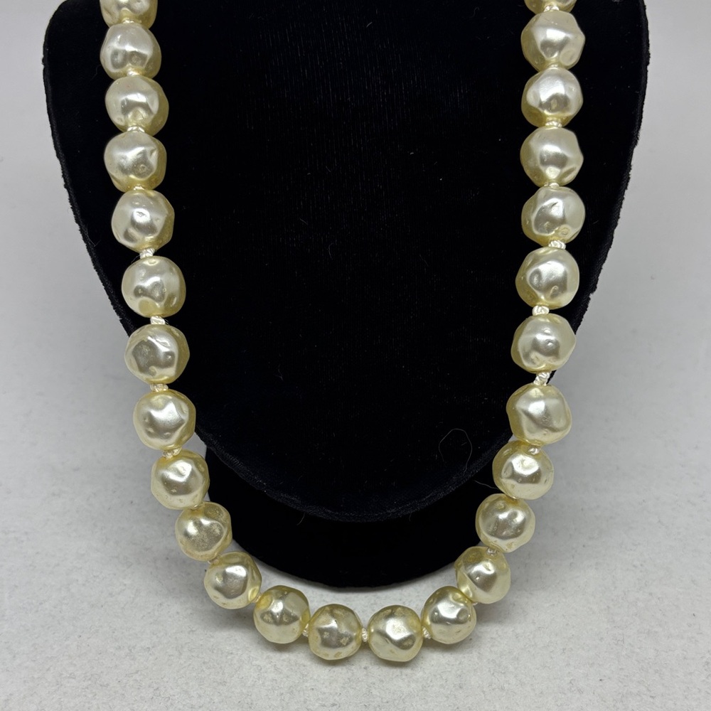 Christian Dior Cream Baroque Pearl Necklace - Picture 3 of 15
